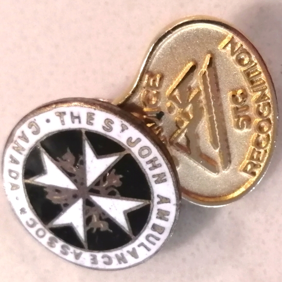 St John Ambulance vintage collectable pin - Picture 2 of 2